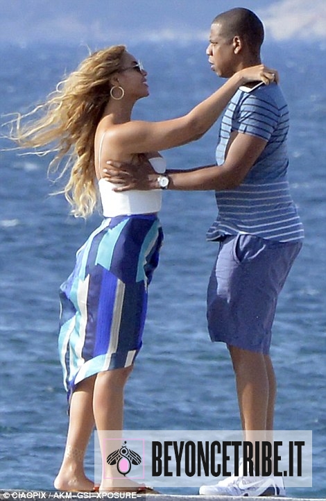 2C44A20D00000578-3232877-Kissing_The_couple_have_been_spied_in_a_series_of_romantic_locat-m-190_1442169698134.jpg