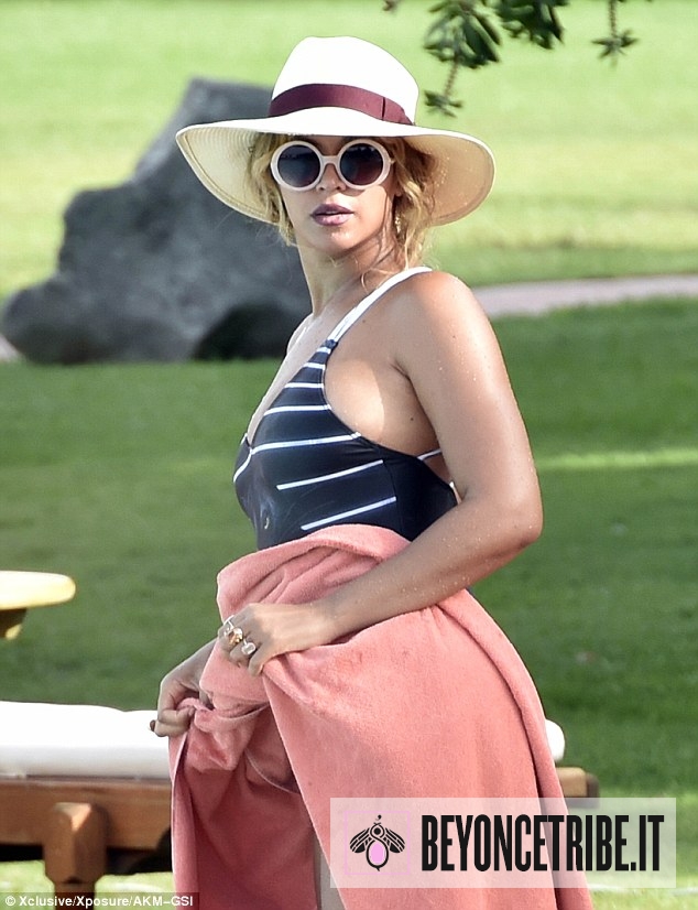 2C630FC300000578-3237215-Bejeweled_The_Single_Ladies_singer_accessorized_her_look_with_se-m-197_1442429084622.jpg