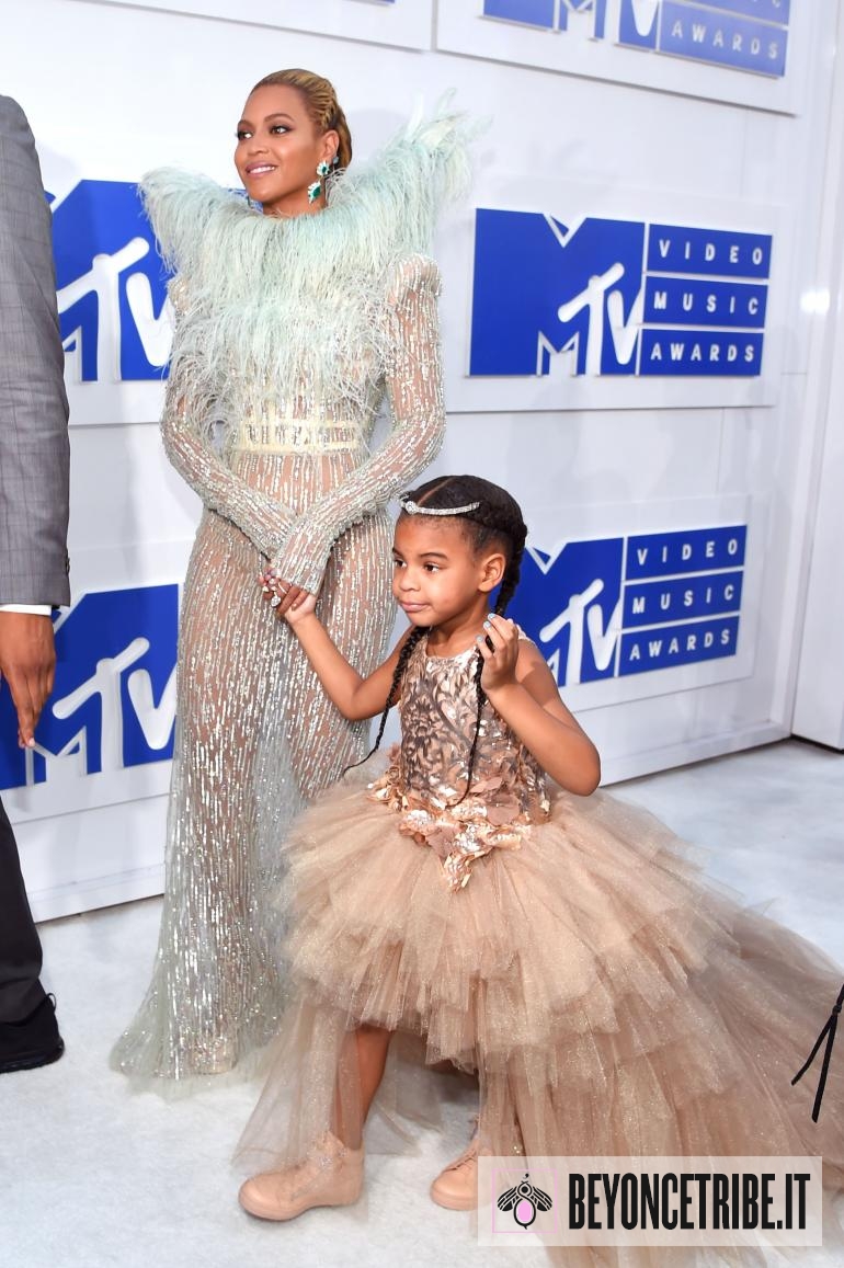 beyonce-blue-ivy-vmas.jpg